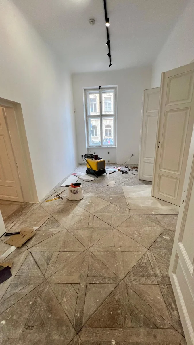 fotografie původního zanedbaného interiéru